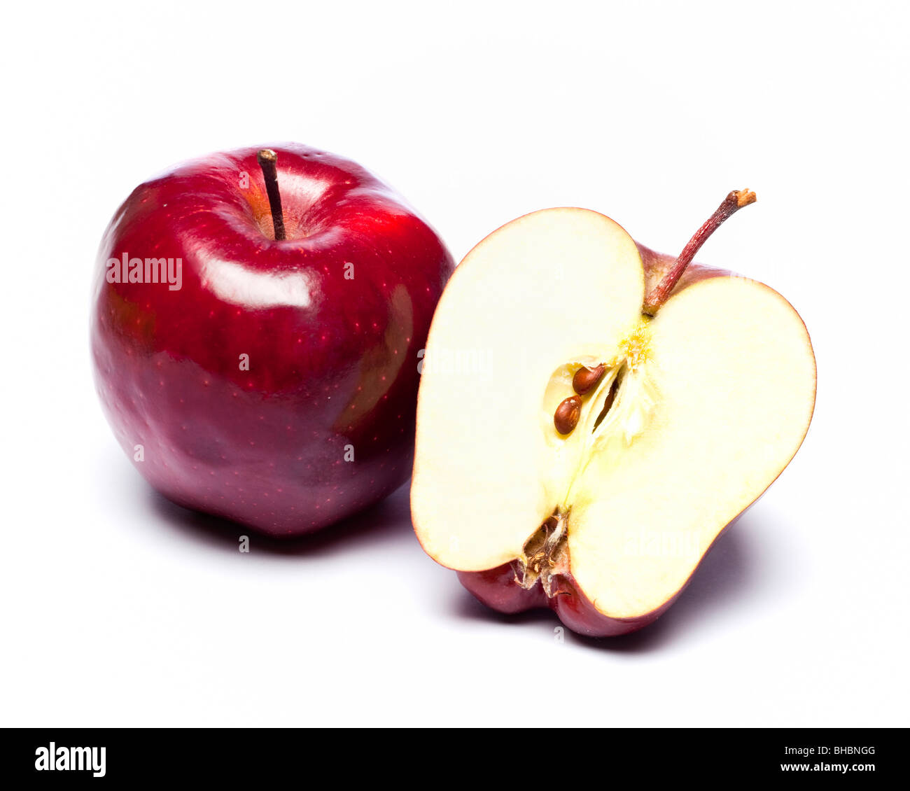 Rote Äpfel ganz und halbiert Stockfoto