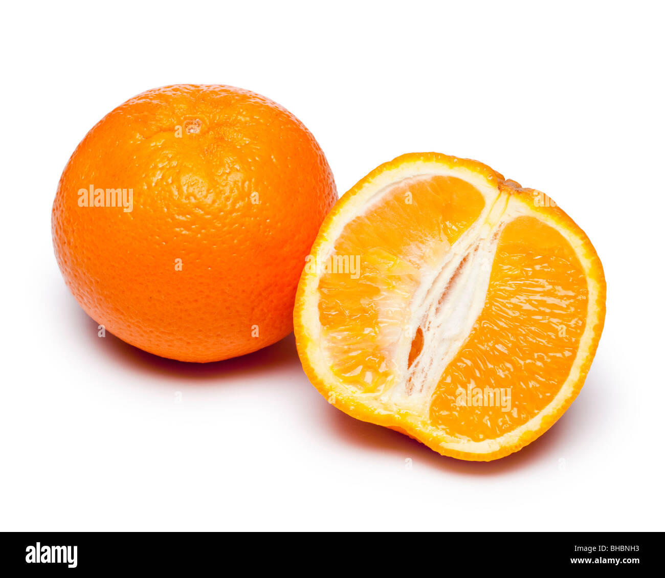 Ganze und halbierte Orangen Stockfoto