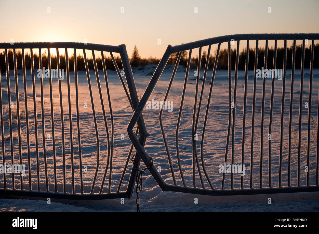 Zerstörte zerbrochene Metalltor gegen Sonne, Finnland Stockfoto
