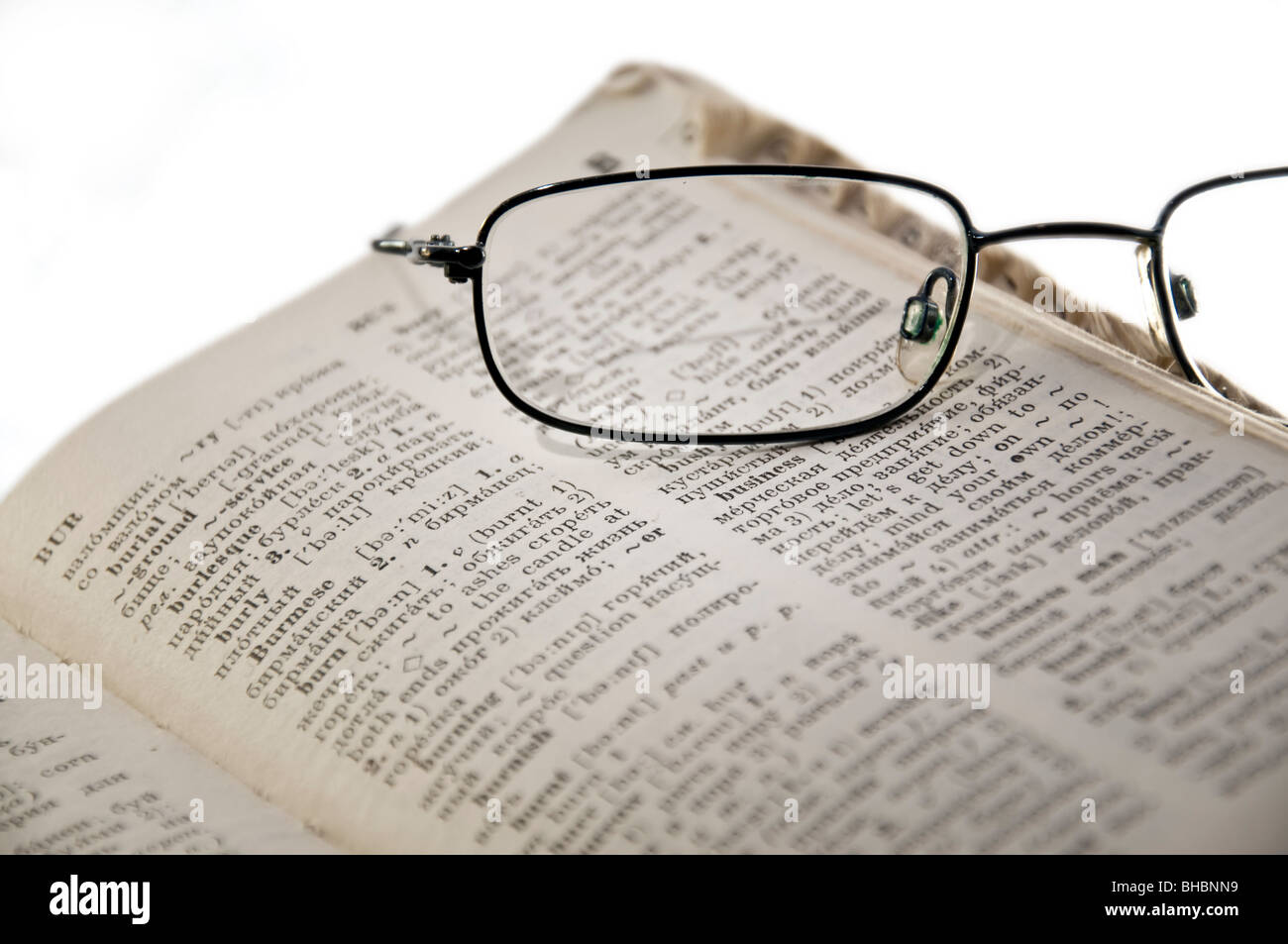 Ein altes Buch (Wörterbuch) mit dem Fokus auf Business Welt (cut out). Stockfoto