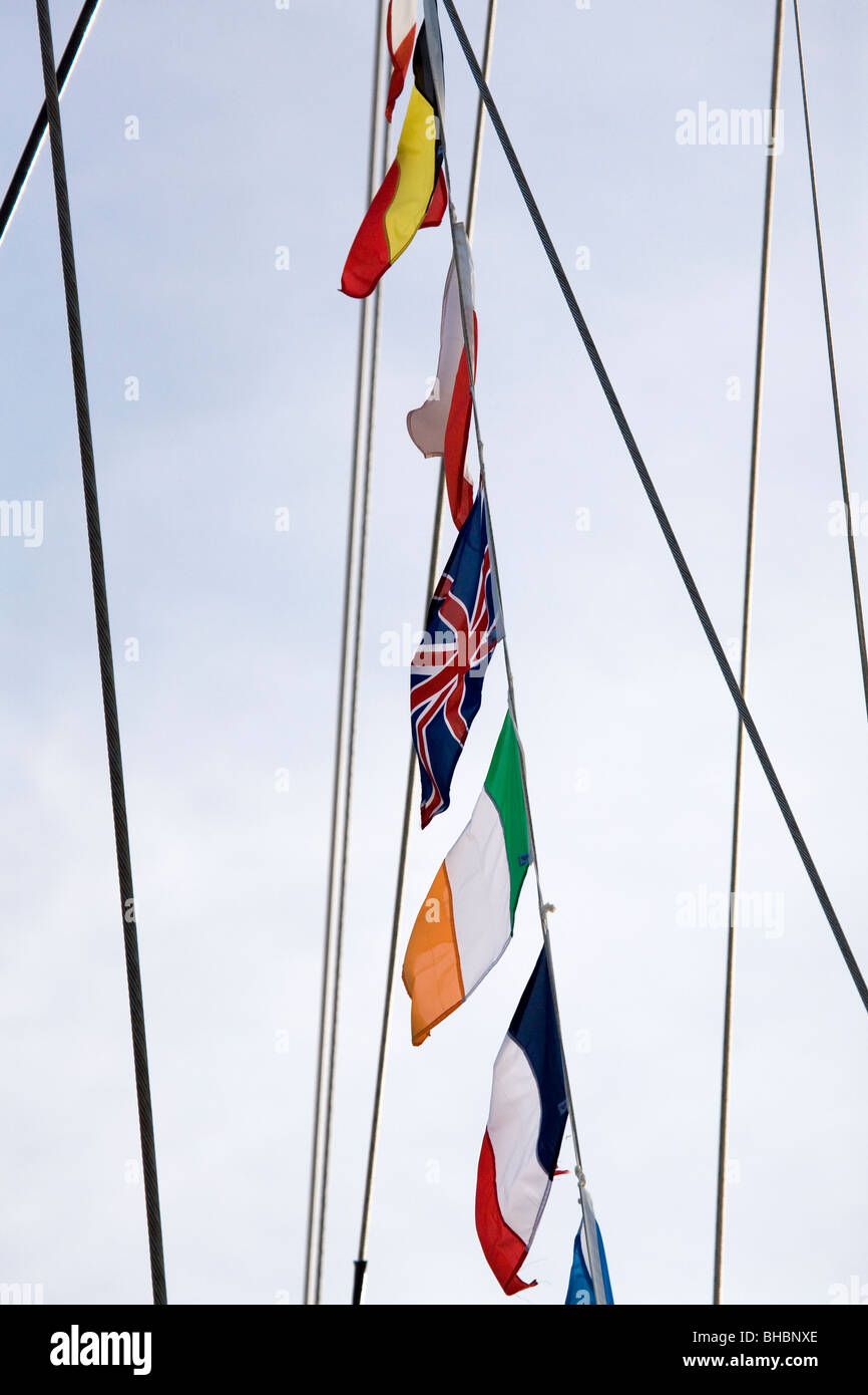 Europäische Flaggen wehen vom Mast eines Bootes kreuzen vor der Küste von Teneriffa, Spanien. Stockfoto