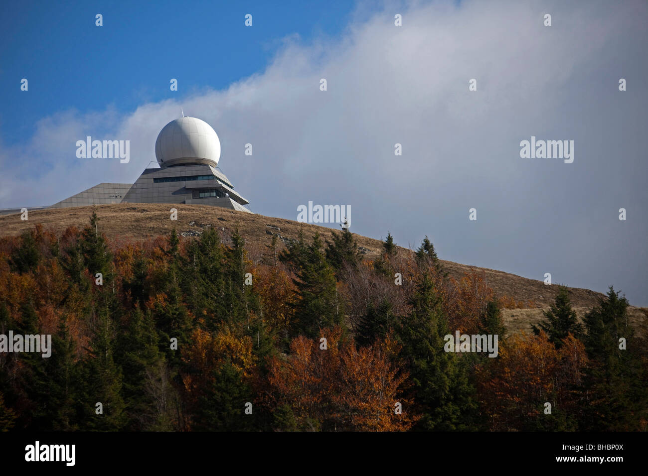 Ballon de Guebwiller. Le Grand Ballon. Blick auf die Radom - Radarstation Kommunikation. 099431 Alsace Stockfoto