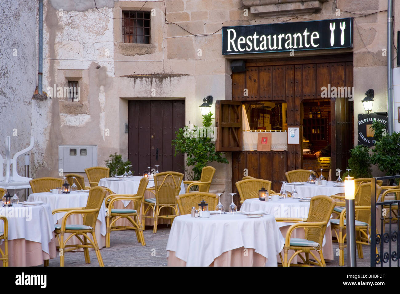 Trujillo, Extremadura, Spanien. Das Corral del Rey-Restaurant in einer Ecke der Plaza Mayor. Stockfoto