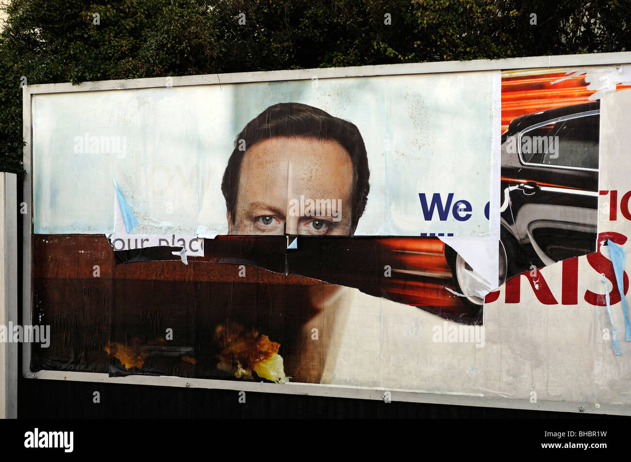 ein Plakat mit einem zerrissenen Bild von David Cameron Stockfoto