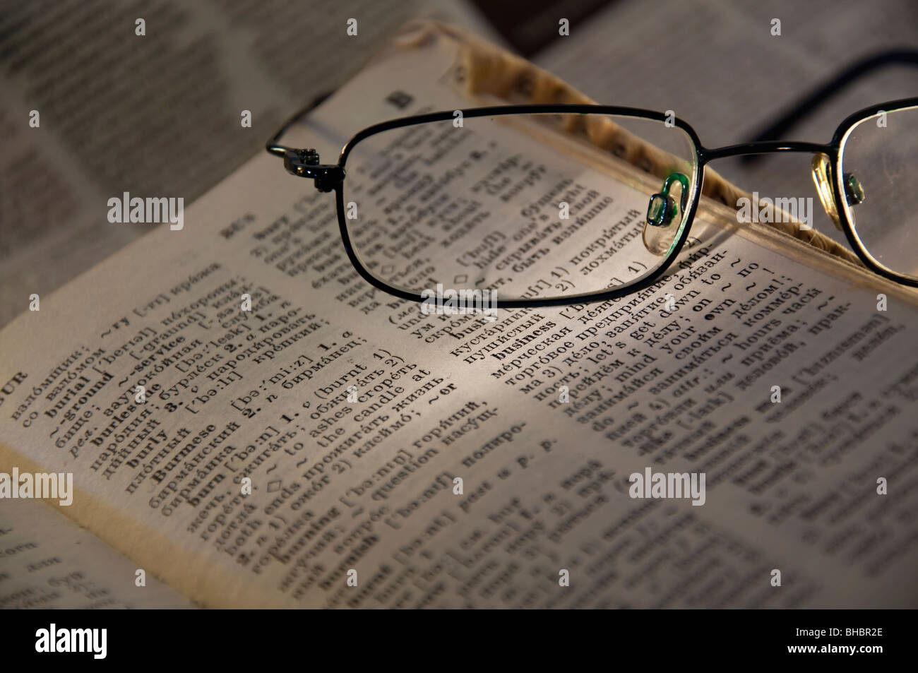 Ein altes Buch (Wörterbuch) mit dem Fokus auf Business Welt. Stockfoto