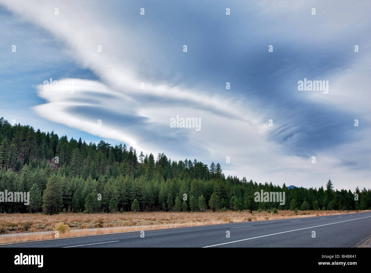 Linsenförmige Wolken über der östlichen Sierra Mountains, Kalifornien Stockfoto