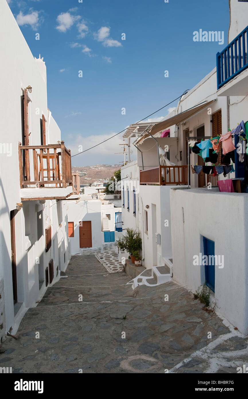 Straßenszene in Mykonos mit weiß getünchten Häusern und Kopfsteinpflaster, Griechenland Stockfoto