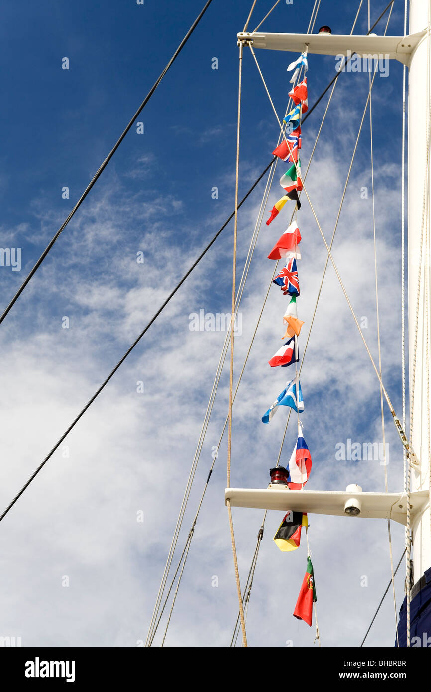 Europäische Flaggen wehen vom Mast eines Bootes kreuzen vor der Küste von Teneriffa, Spanien. Stockfoto