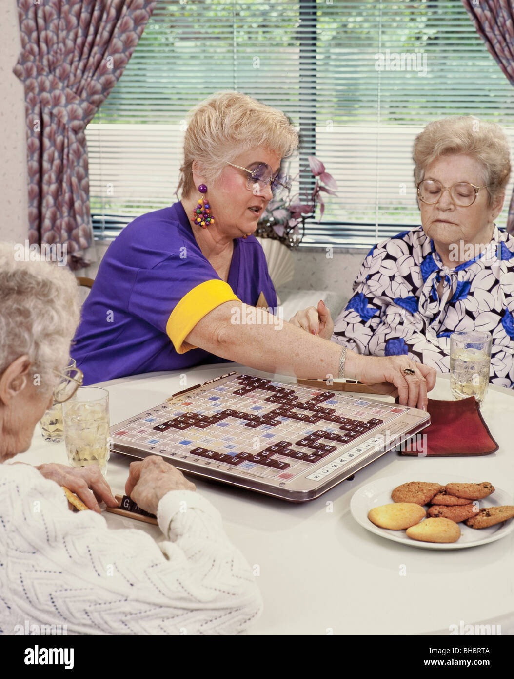 Senior im Alter von Frauen in Einrichtung für betreutes Wohnen Brettspiel Stockfoto