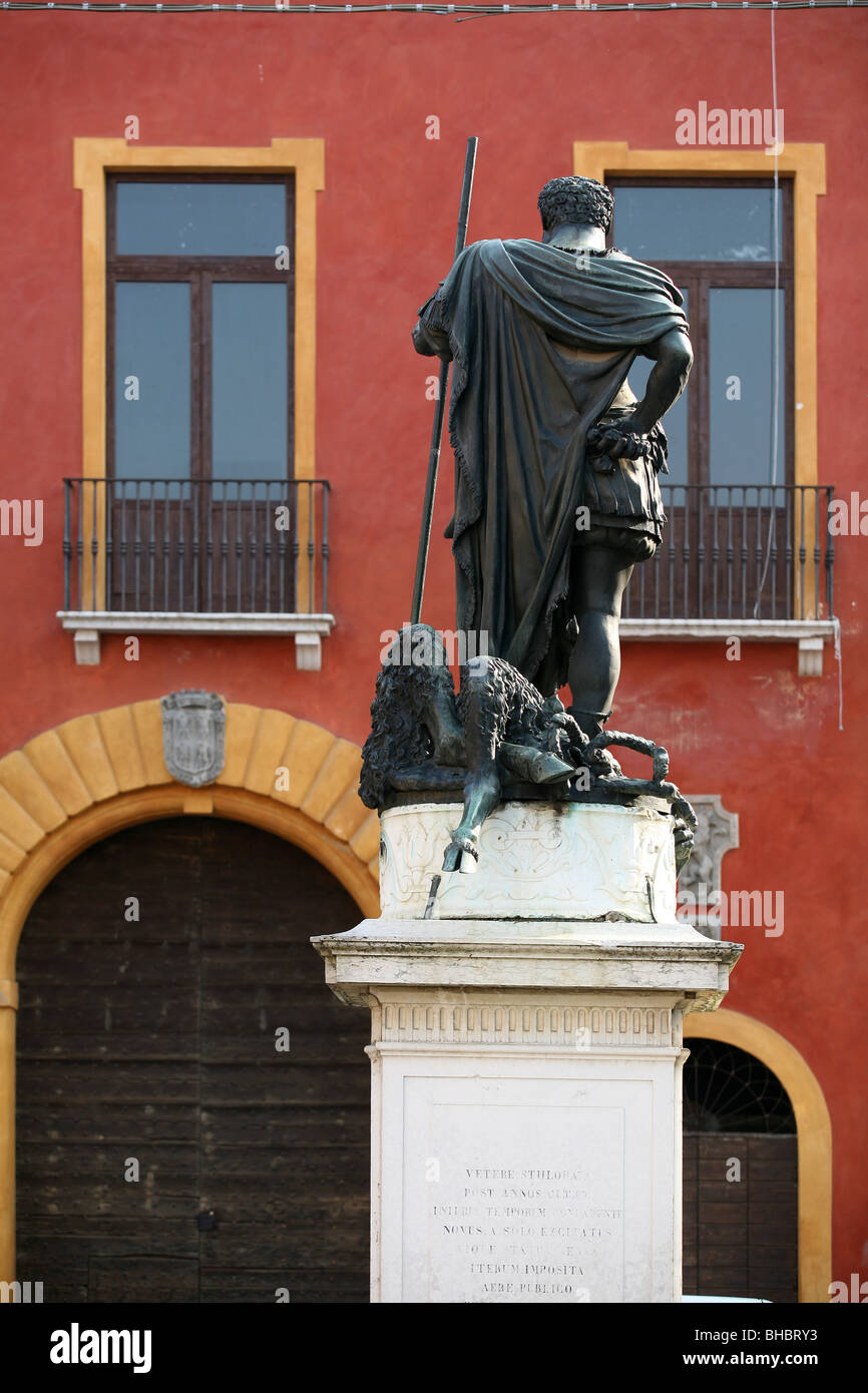Italien, Emilia Romagna, Guastalla, Statue von Leone Leoni 1557, "Ferrante Gonzaga Domina l'Invidia" Stockfoto