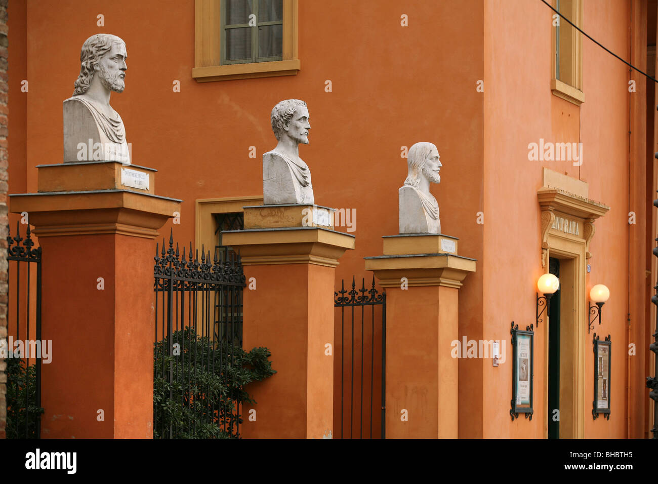 Italien; Emilia-Romagna; Carpi; Piazza Martiri; Gemeinde Theater; Statuen Stockfoto