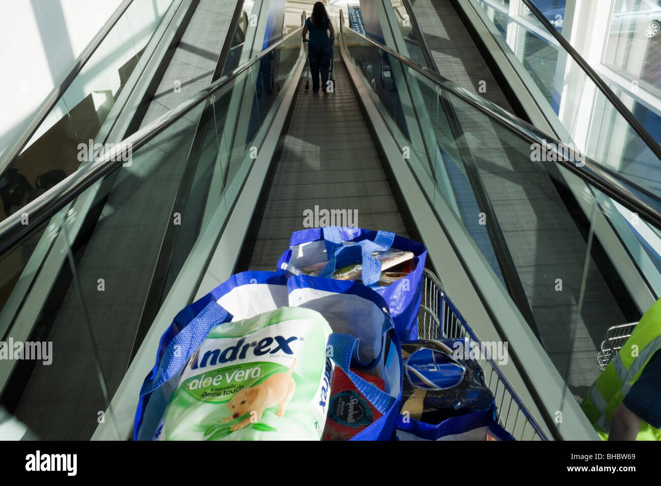 Trolley-Aufzug bewegt Rampe im Supermarkt in Großbritannien Stockfoto