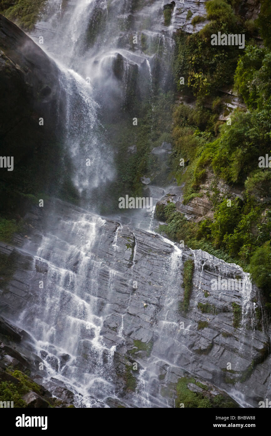 Ein Wasserfall auf einer Seite Creek die Kanalisation in den Budhi Gandaki Fluss - um MANASLU TREK, NEPAL Stockfoto