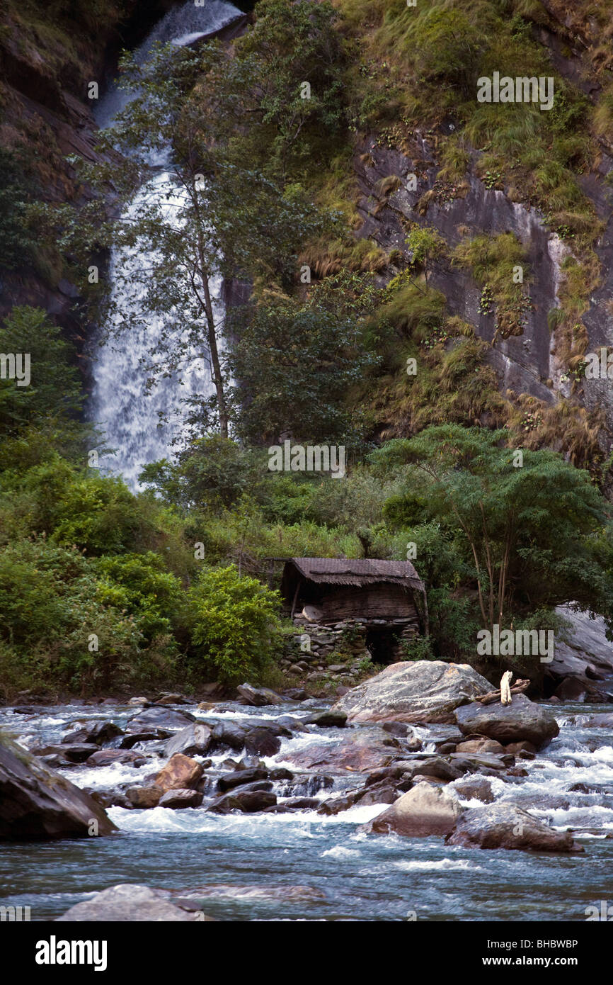 Ein Wasserfall fällt in BUDHI GANDAKI Fluss - um MANASLU Trekking, NEPAL Stockfoto