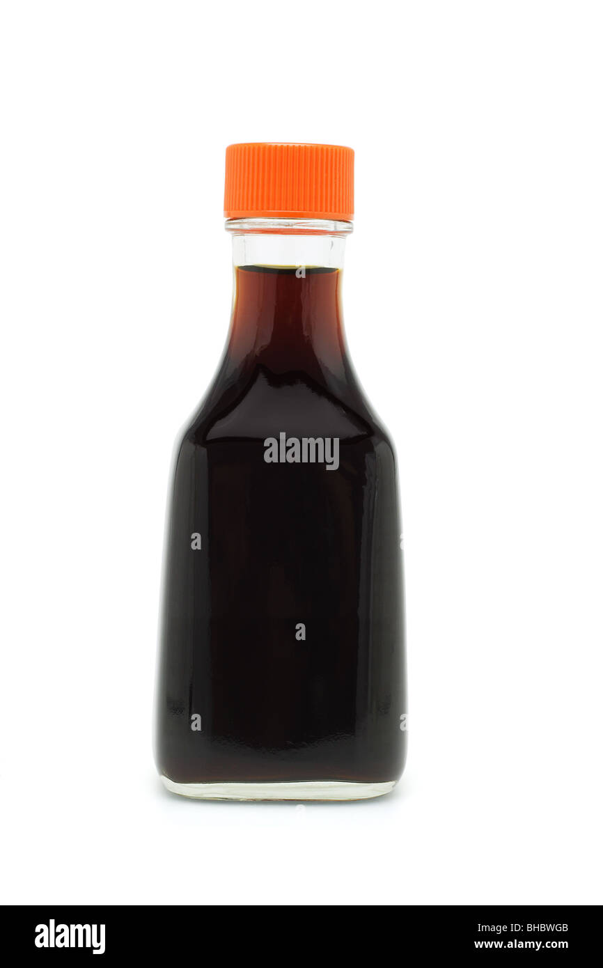 Flasche Sojasauce auf weißem Hintergrund Stockfoto