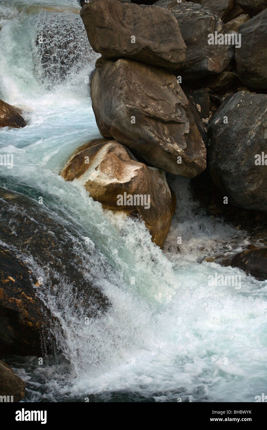 Detail des BUDHI GANDAKI Flusses während der Ausführung durch die nahen Hügel - um MANASLU Trekking, NEPAL Stockfoto