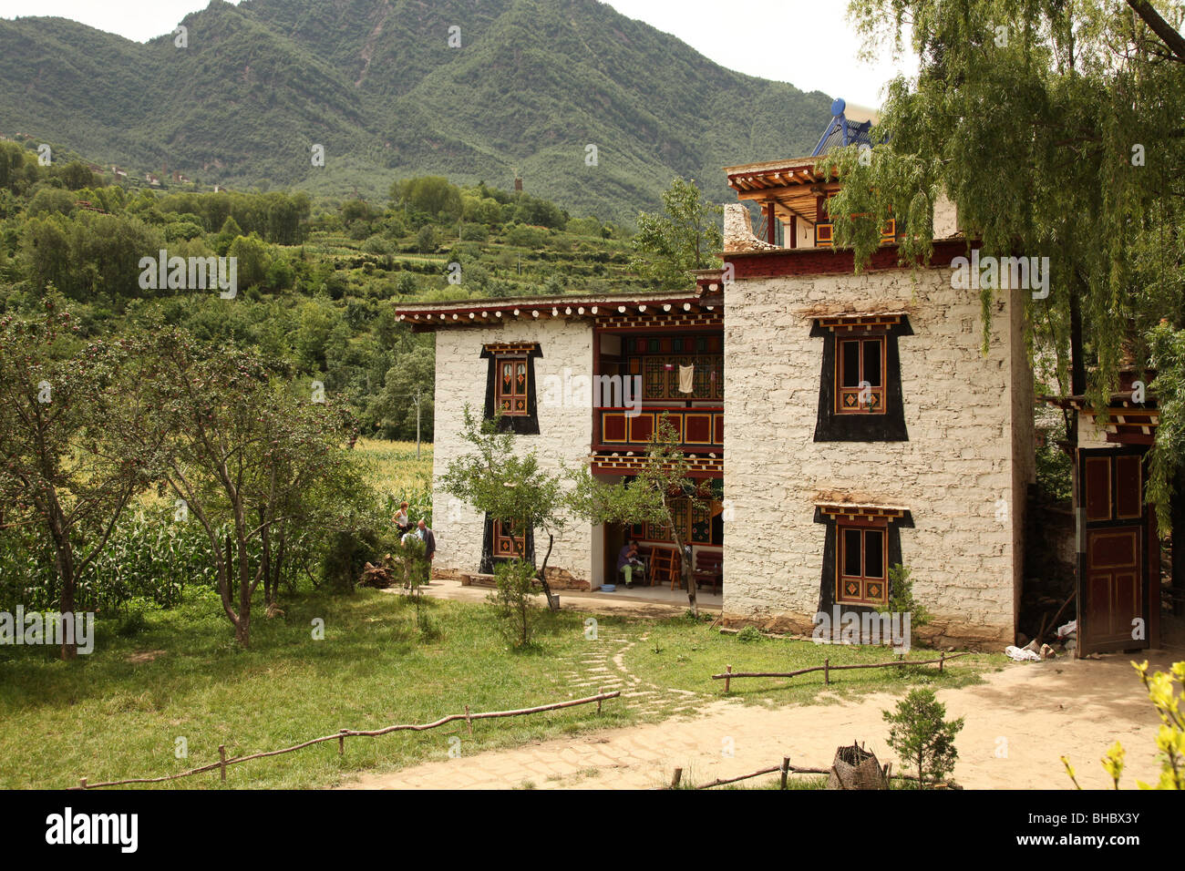 Haus in der tibetischen chinesischen Dorf Zhong Lu in der Nähe von Danba, Sichuan, China Stockfoto