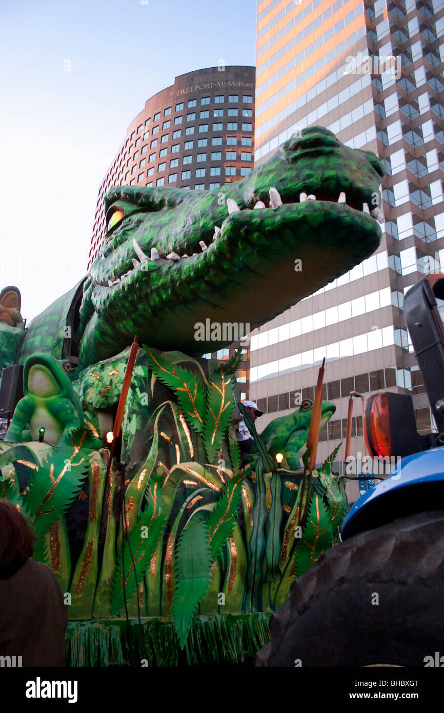 Alligator schweben von Rex Parade in der Innenstadt von New Orleans. Stockfoto