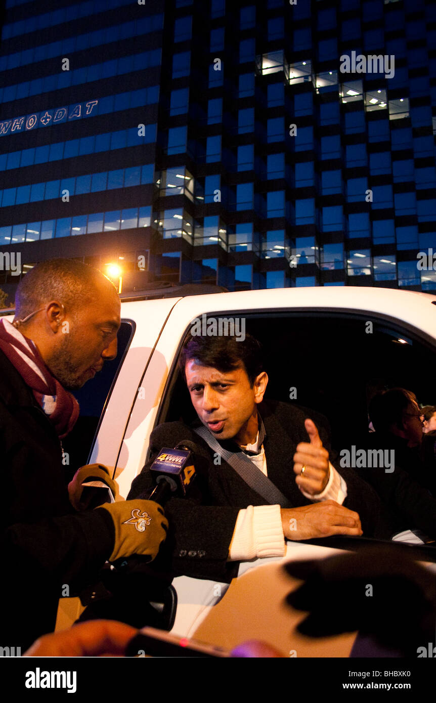 New Orleans Gouverneur Bobby Jindal wird während der Heiligen Super Bowl Champions-Parade, 9. Februar 2010 von News-Reporter interviewt. Stockfoto