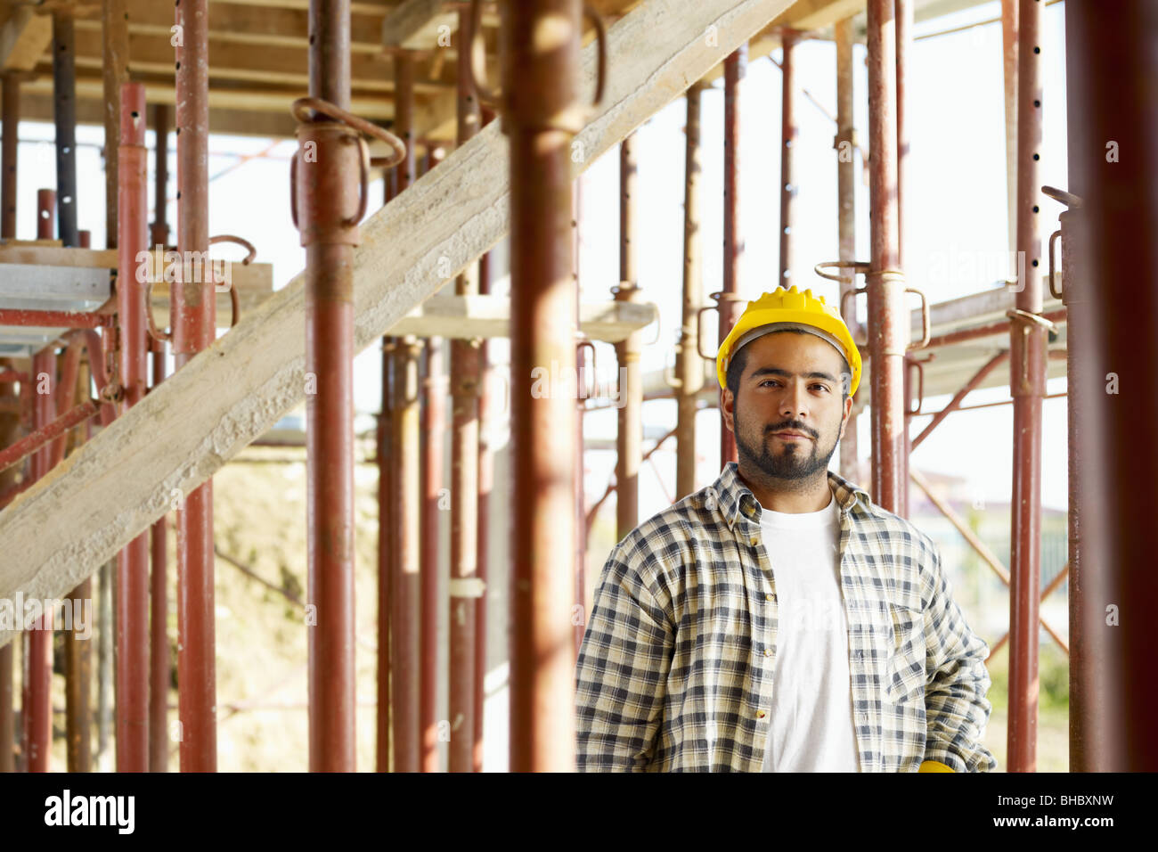 Porträt des lateinamerikanischen Bauarbeiter Blick in die Kamera Stockfoto