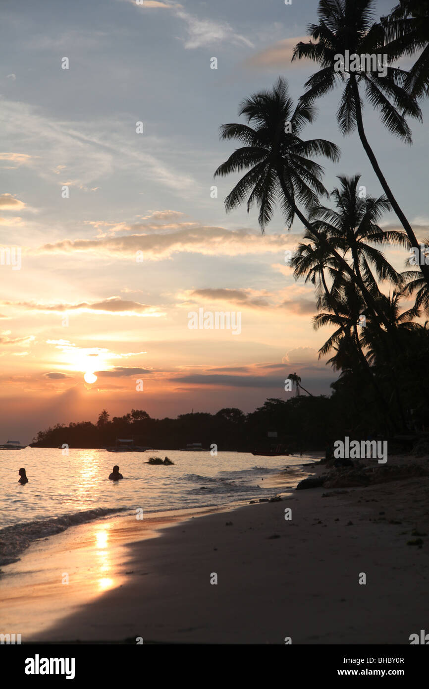 Sonnenuntergang am Alona Beach, Panglao, Bohol, Philippinen Stockfoto