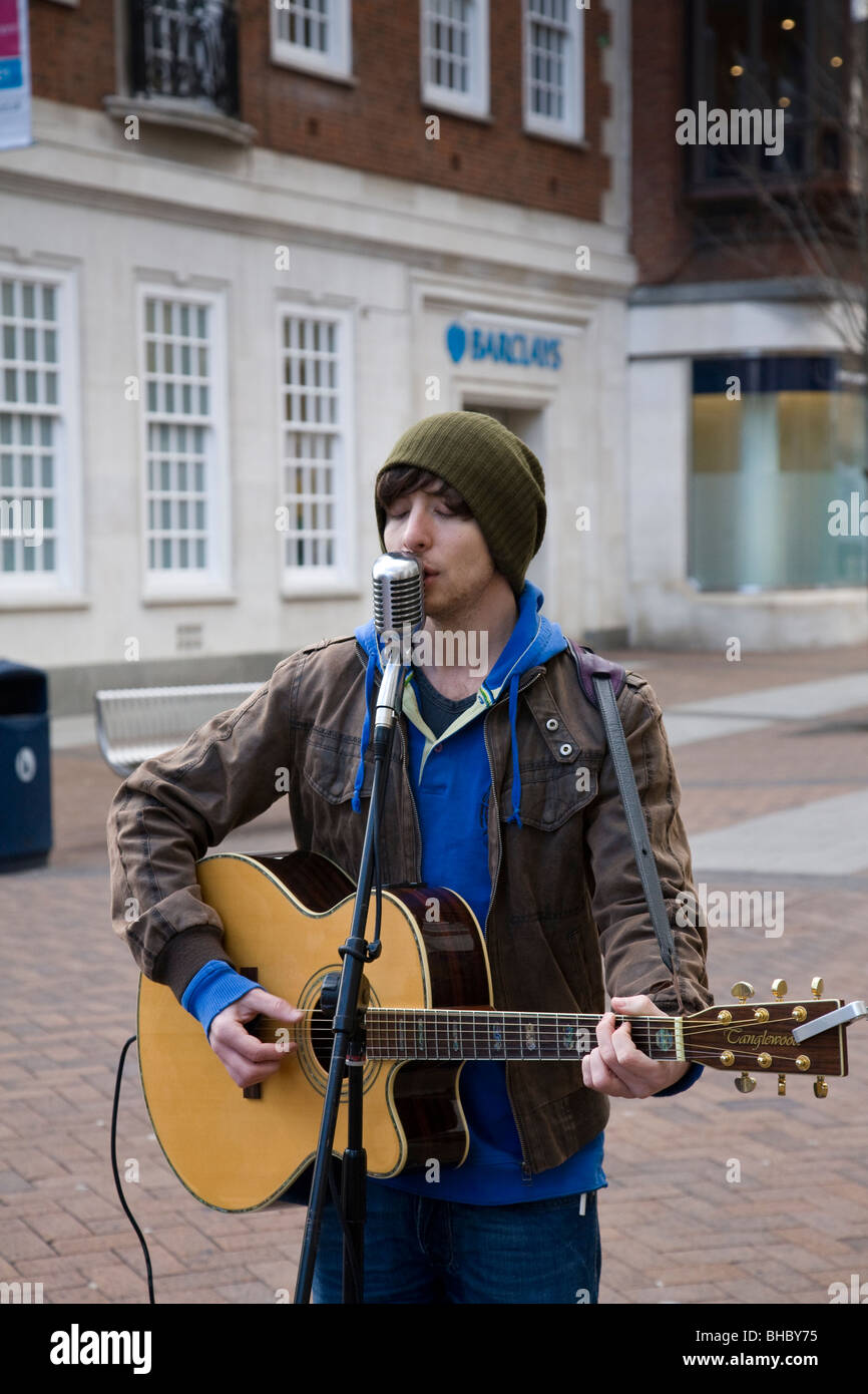 Straßenmusiker Auftritt in Kingston, Surrey, England. Stockfoto