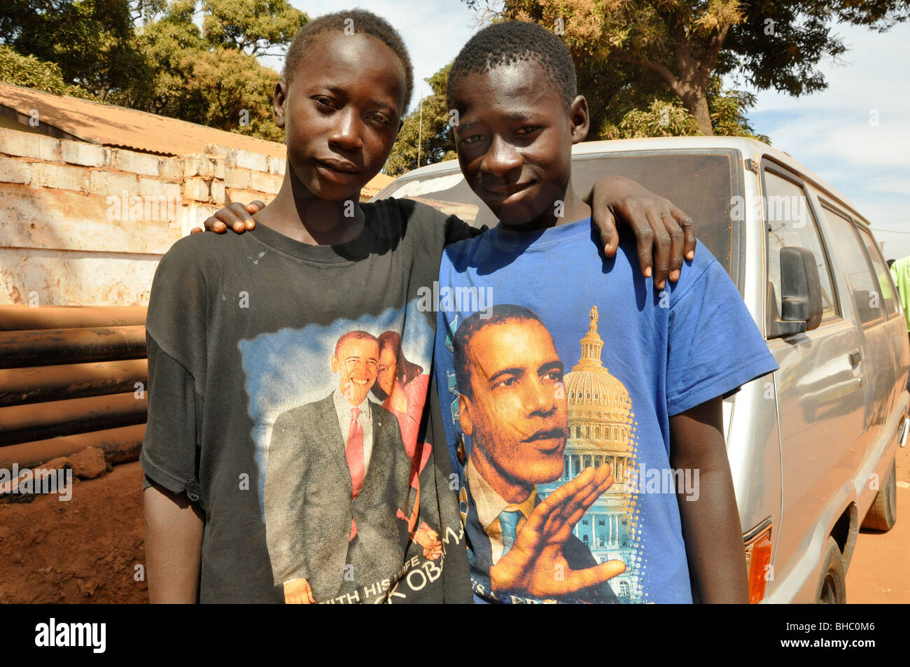 Jungen mit Obama t-shirts, Gambia Stockfoto