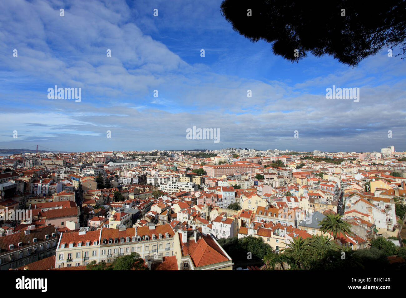 Überblick über Lissabon aus dem Miradouro da Senhora do Monte Stockfoto