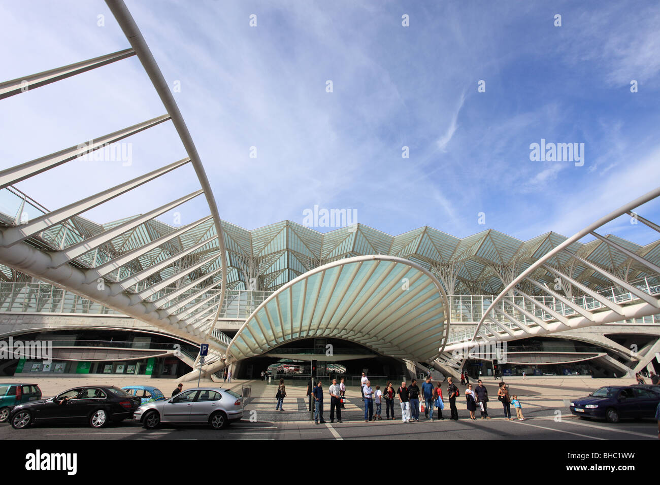 Die zeitgenössische Gare Oriente in den Parque Das Nações und das Einkaufszentrum Vasco de Gamma. Stockfoto