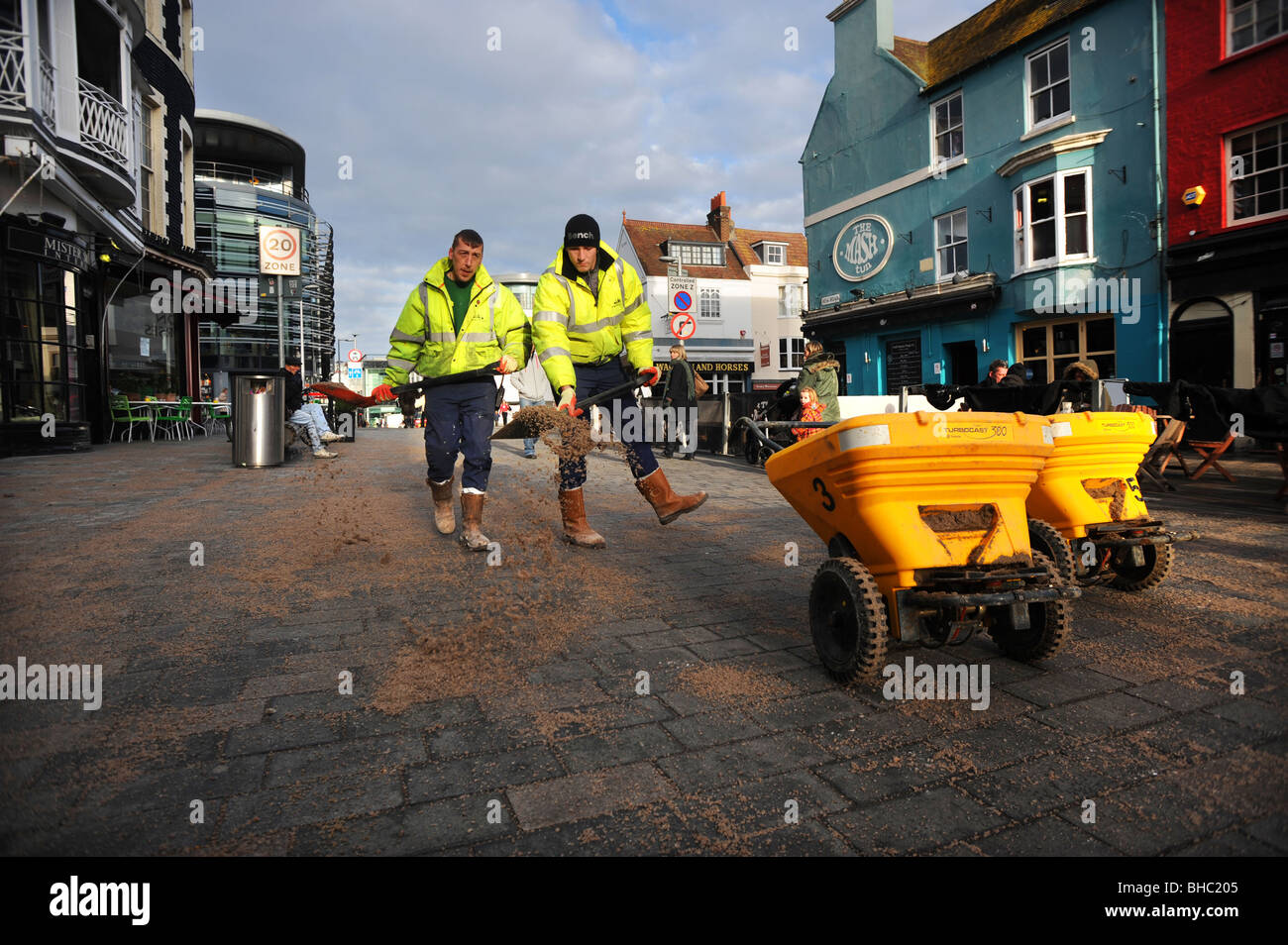Des Rates Arbeiter knirschte mit die Straßen im Zentrum von brighton Stockfoto