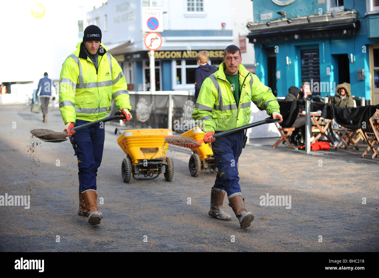 Des Rates Arbeiter knirschte mit die Straßen im Zentrum von brighton Stockfoto