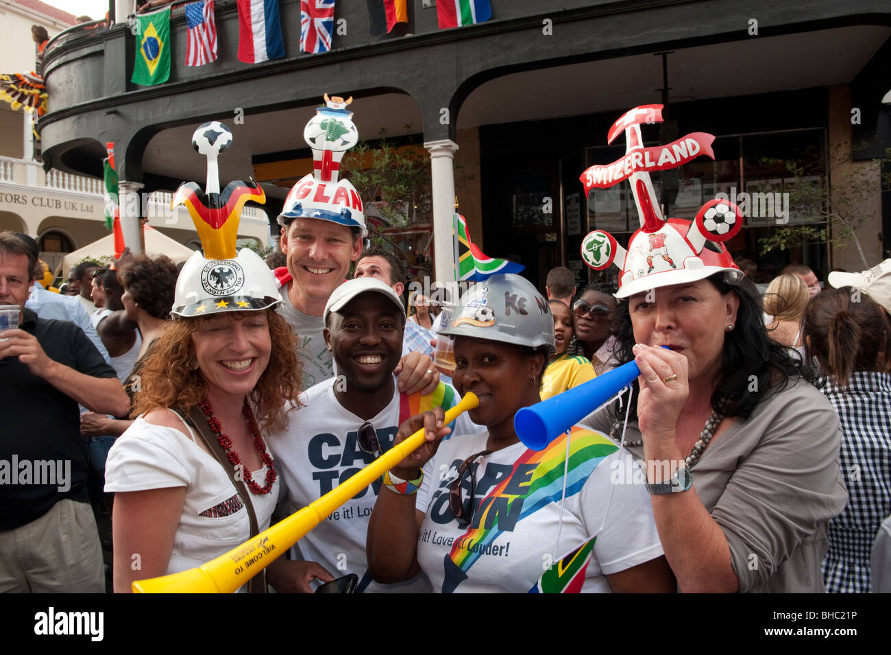 Fans tragen ein Makoya ein südafrikanischer Fußballfan Helm FIFA WM 2010 Cape Town in Südafrika Stockfoto