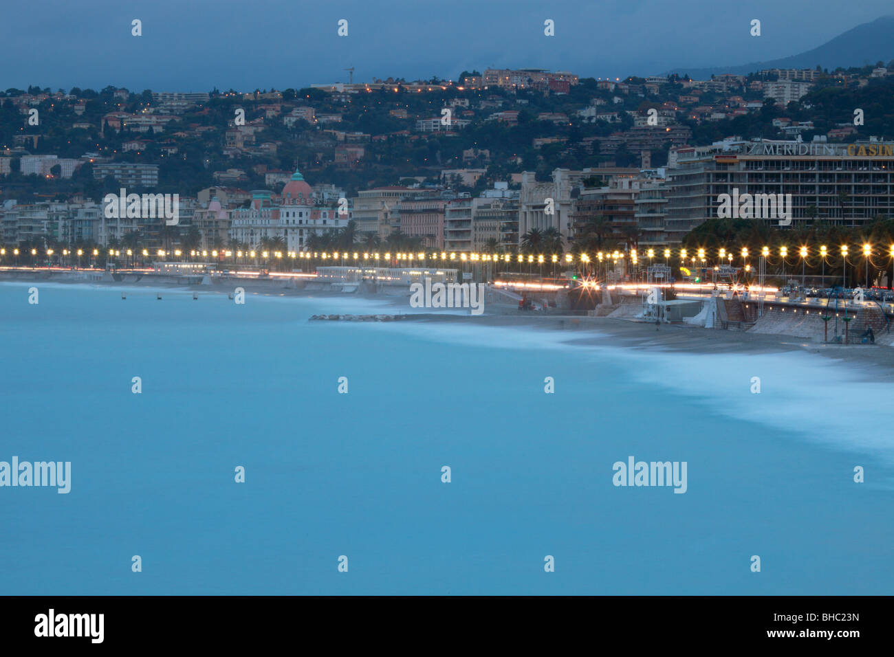 Der Strand von Nizza, abgebildet in den frühen Morgenstunden mit der beleuchteten Straßenlaterne an der Promenade des Anglais Stockfoto