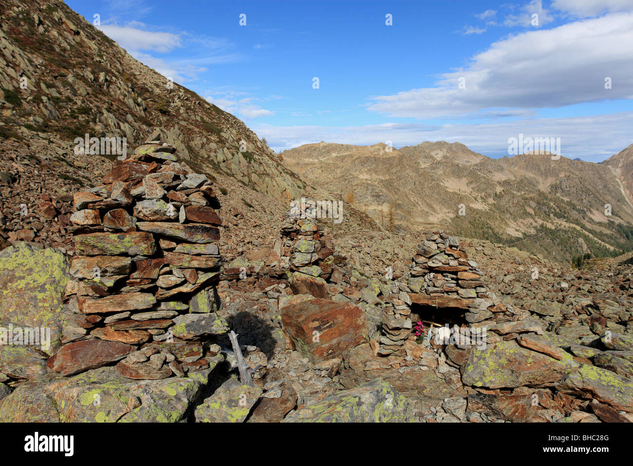 Religiöse Angebote in den Bergen in der Nähe von der Col De La Lombarde (2400m hoch) zwischen der französischen und der italienischen Grenze Stockfoto