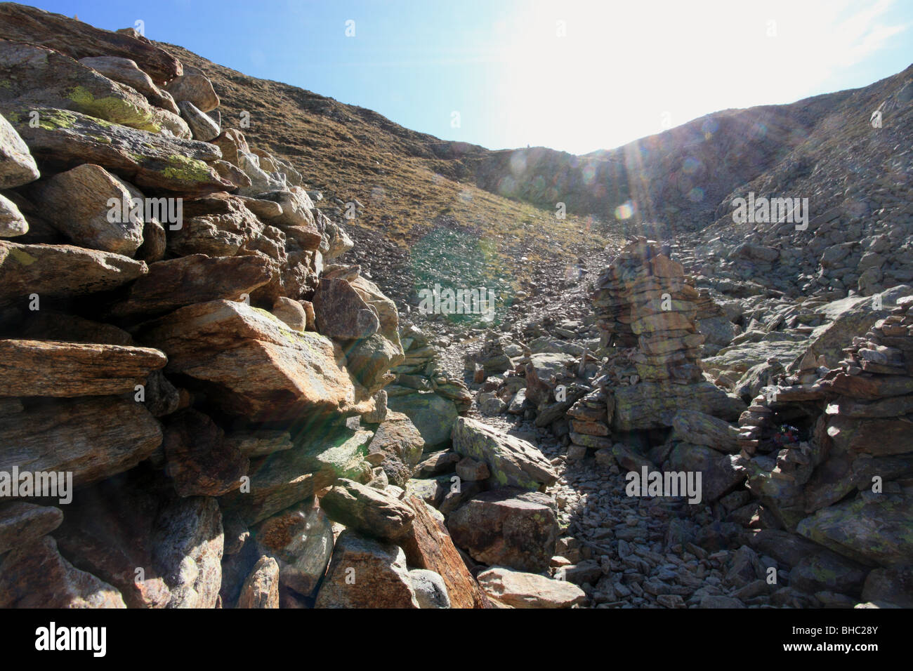 Religiöse Angebote in den Bergen in der Nähe von der Col De La Lombarde (2400m hoch) zwischen der französischen und der italienischen Grenze Stockfoto