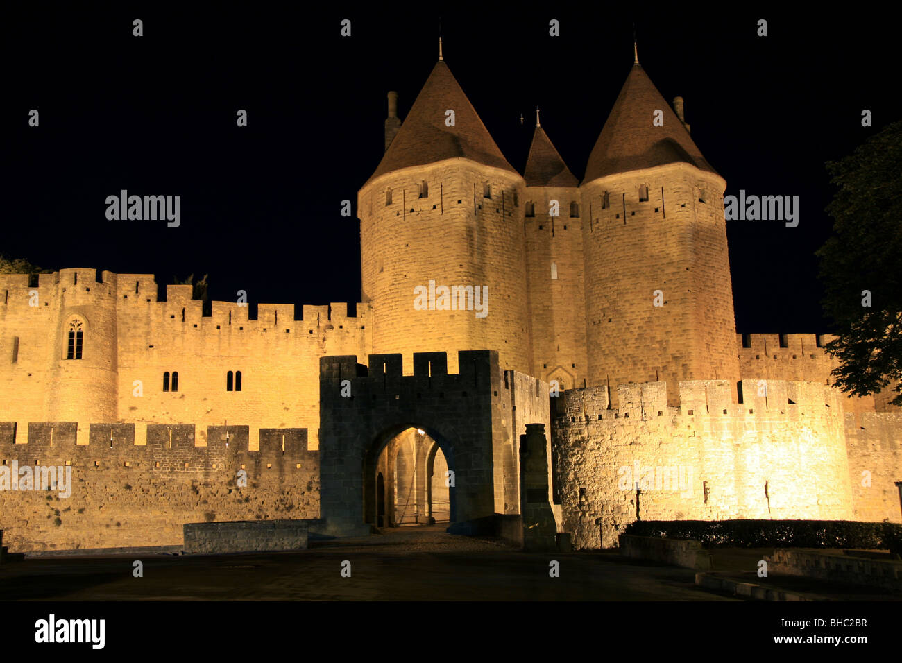 Der Haupteingang zum Carcassonne in der Nacht Stockfoto