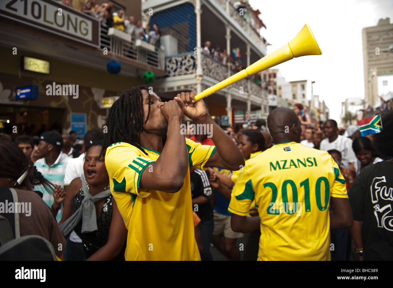 Fußball-Fan mit Vuvuzela auf der FIFA-Fan-Meile in Cape Town, South Africa Stockfoto