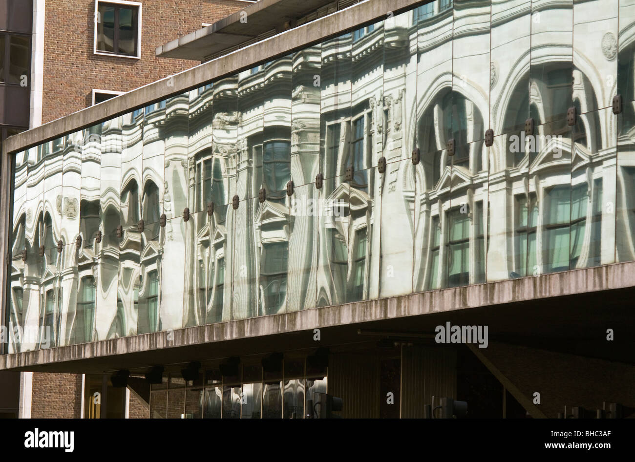 Spiegelbild im Fenster eines Gebäudes im Zentrum von London. Stockfoto