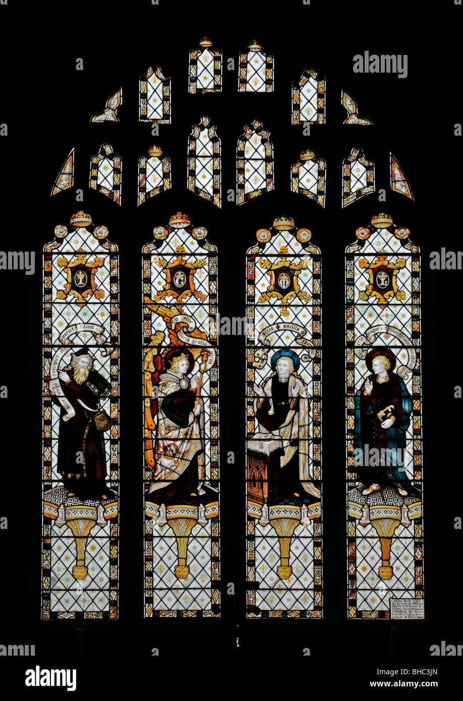 Ein Buntglasfenster von Herbert Bryans, das die Verkündigung mit Jesaja und St. Luke, St. Mary's Church, Leake, North Yorkshire, darstellt Stockfoto