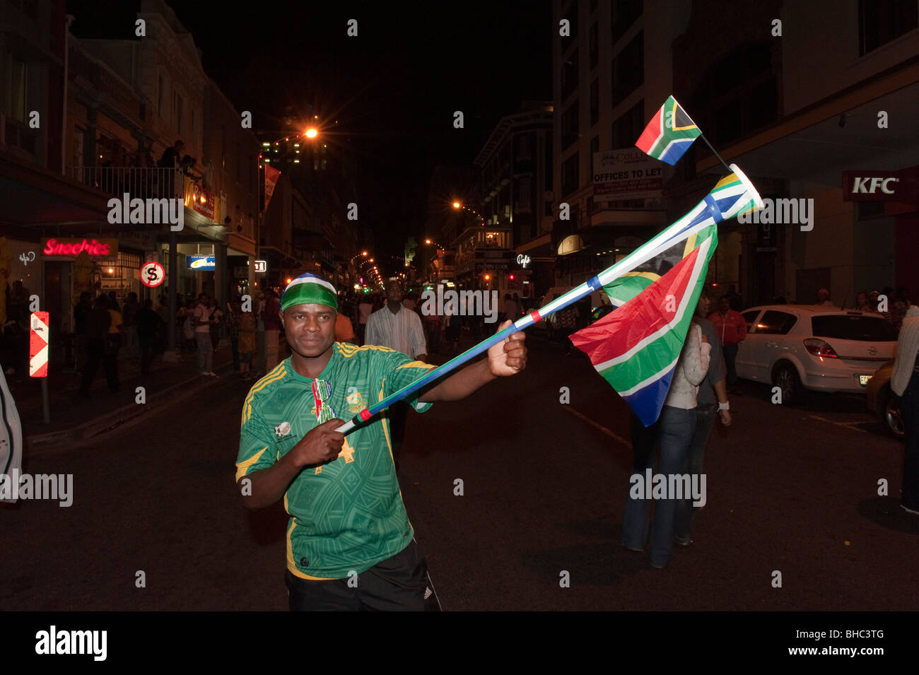 Südafrikanische Fußball fan mit Vuvuzela und Flagge FIFA Fan-Meile in Cape Town, South Africa Stockfoto