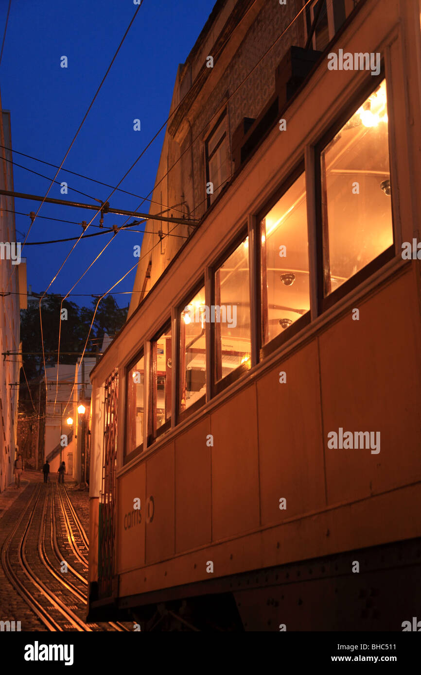 Malerische gelben Straßenbahn in der Altstadt von Lissabon Alfama in der Nacht Stockfoto