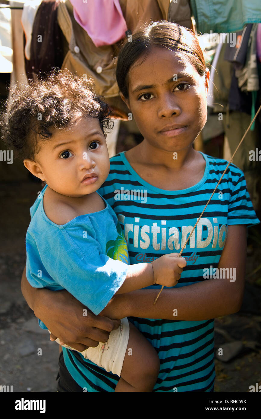 Junge Obdachlose und ihr Baby in IDP Displaced persons Camp in Osttimor in Dili Stockfoto