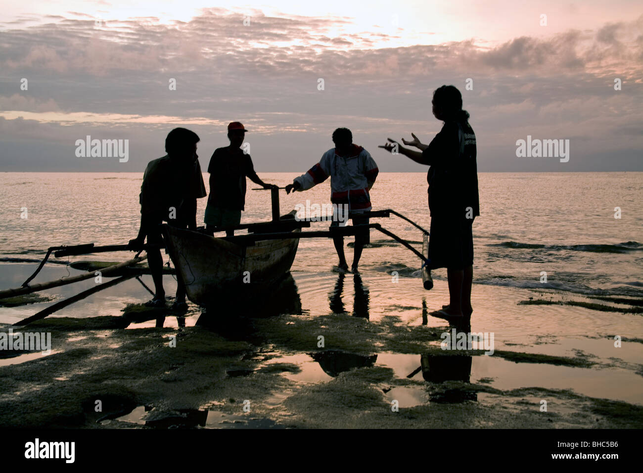 Fischer in der Morgendämmerung bringen in ihren frischen Fisch-Fang in Suai Loro Osttimor Stockfoto