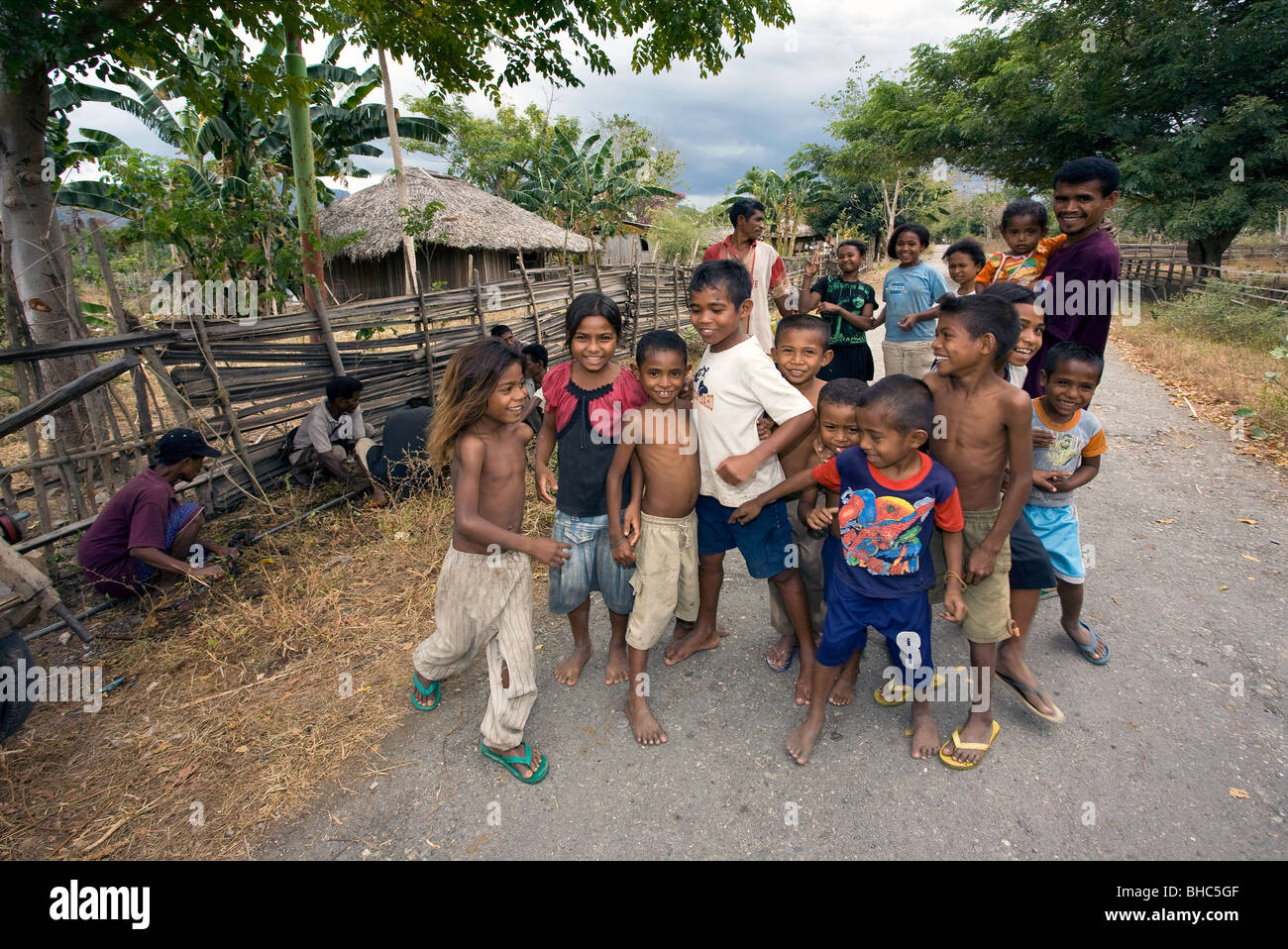 Die Ankunft von Leitungswasser in einem Dorf in Ost-Timor in den Bergen zu feiern, wo Männer Pipeline neben der Straße installieren Stockfoto