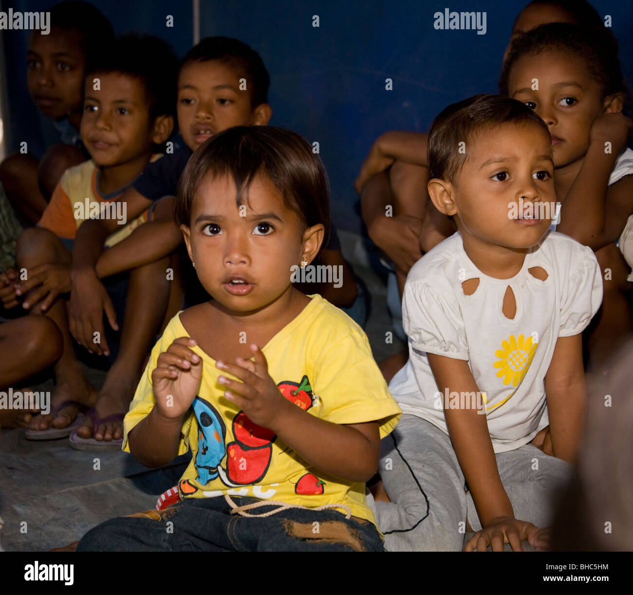 Kinder freuen sich über Aktivitäten der Gruppe geführt von PLAN international am IDP Vertriebenen Camp Dili Osttimor Stockfoto