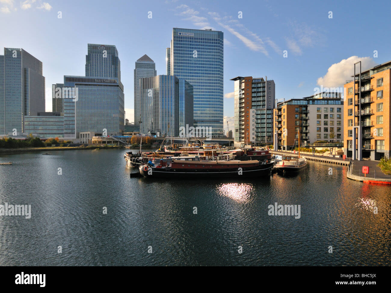 Lastkähne in Blackwall Basin, Canary Wharf, London E14 Vereinigtes Königreich günstig Stockfoto