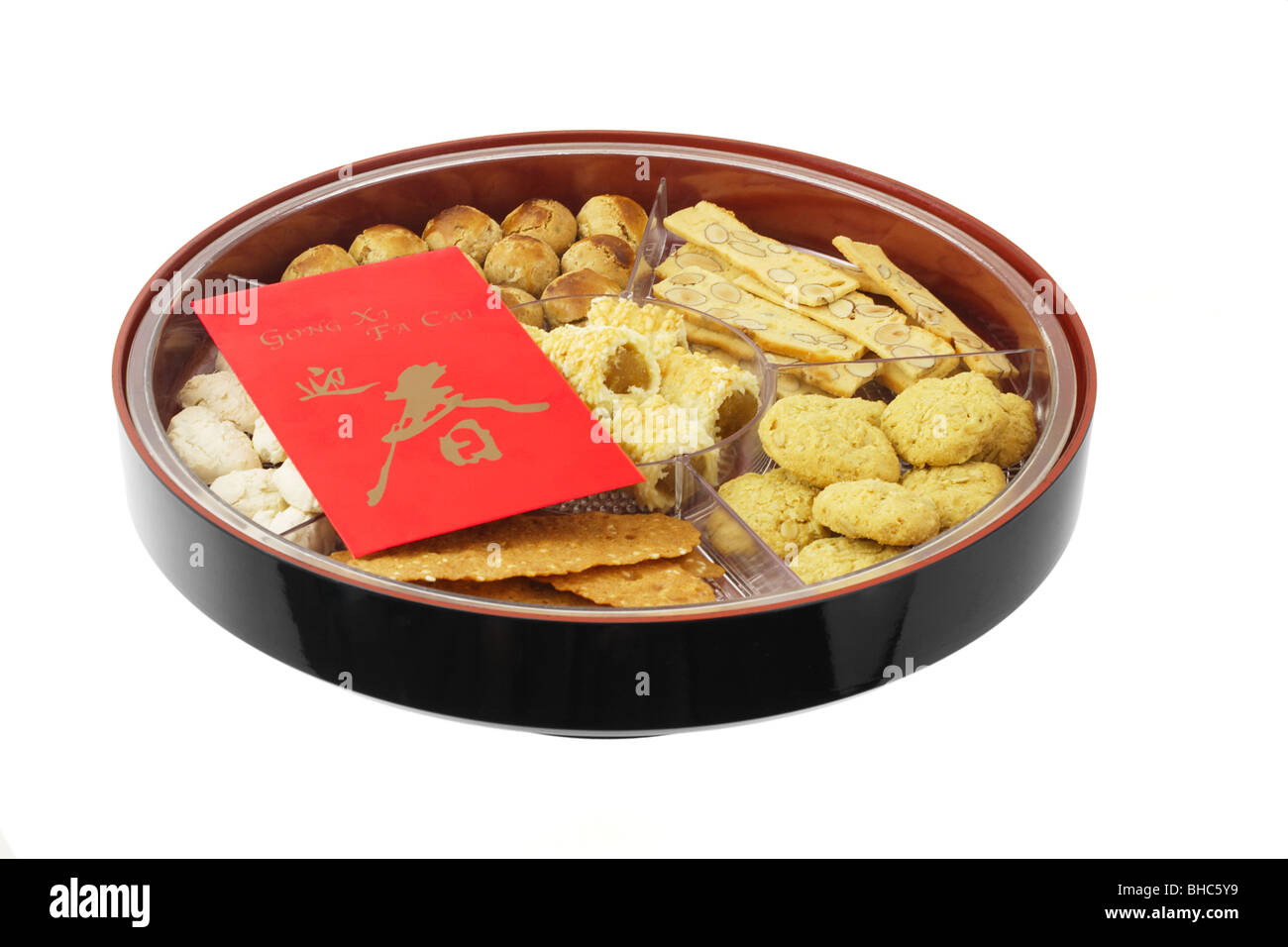 Chinesisches Neujahr-Snack-Fach mit Zusammenstellung der Cookies und rote Päckchen Stockfoto
