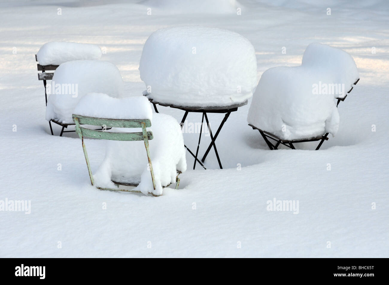 Gartenmöbel im Schnee begraben Stockfoto