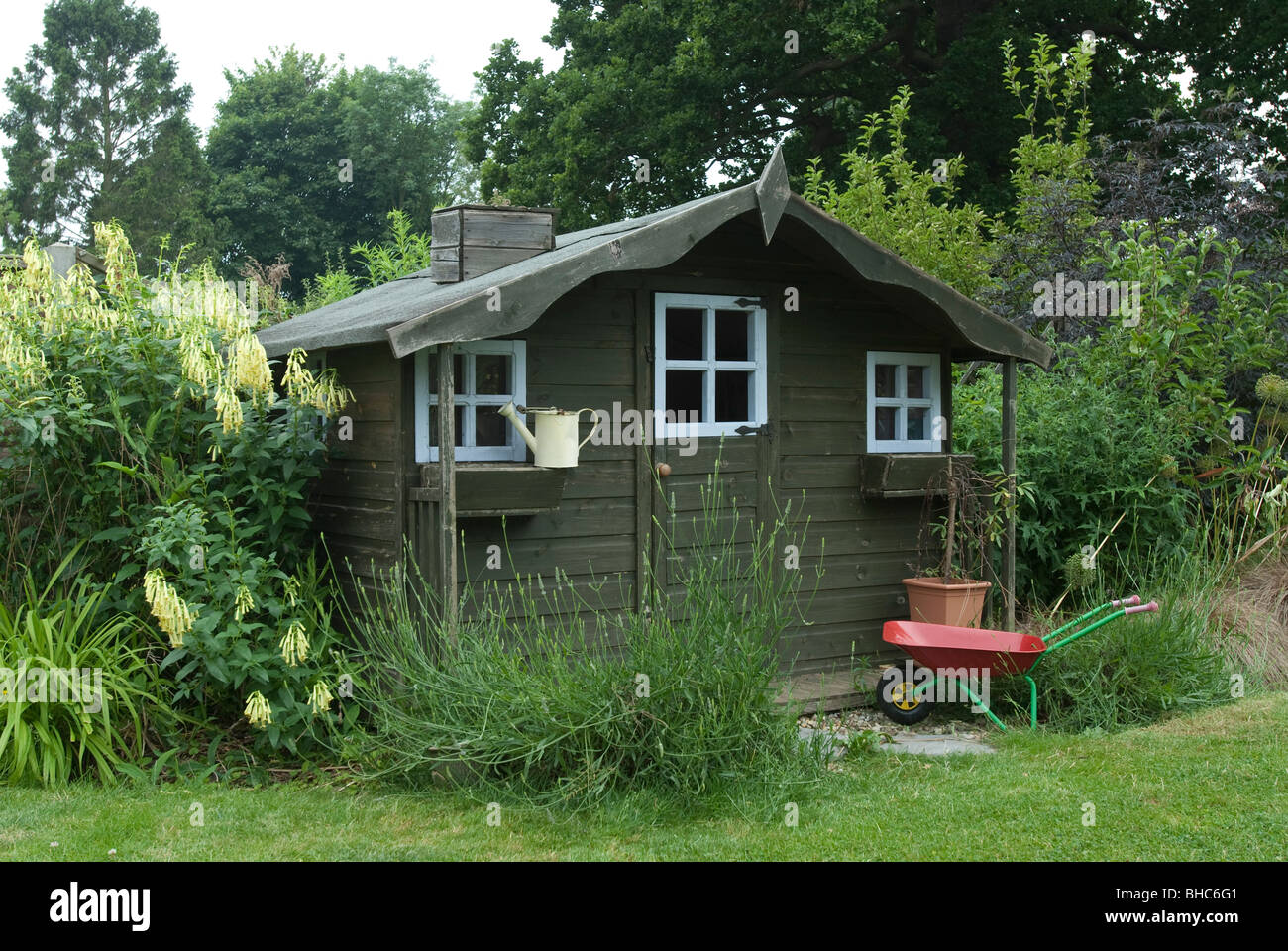 Wendy House im Garten Stockfoto