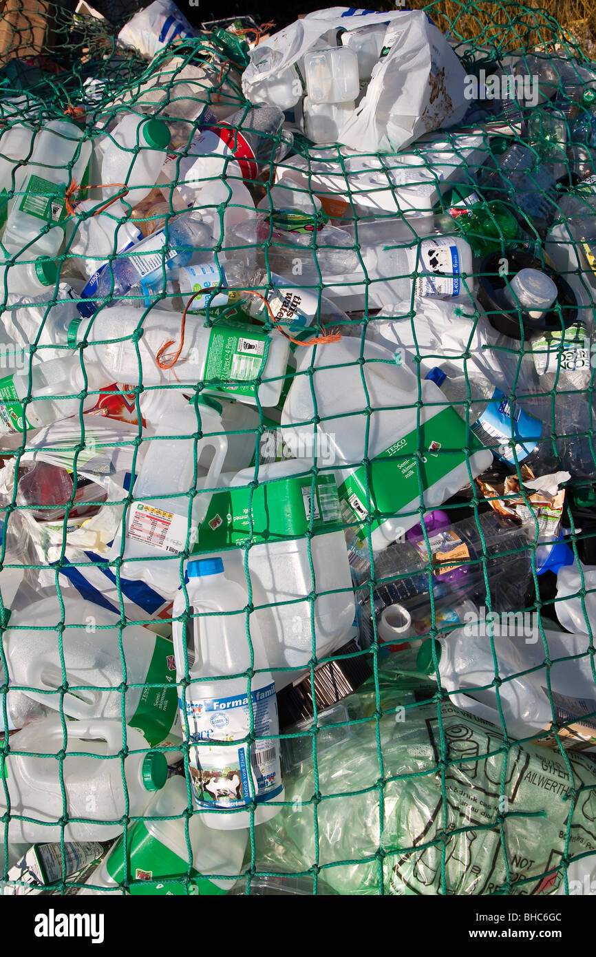 Kunststoff-Abfälle zur Verwertung zur Wiederverwertung Sammelstation im Parkhaus UK Stockfoto